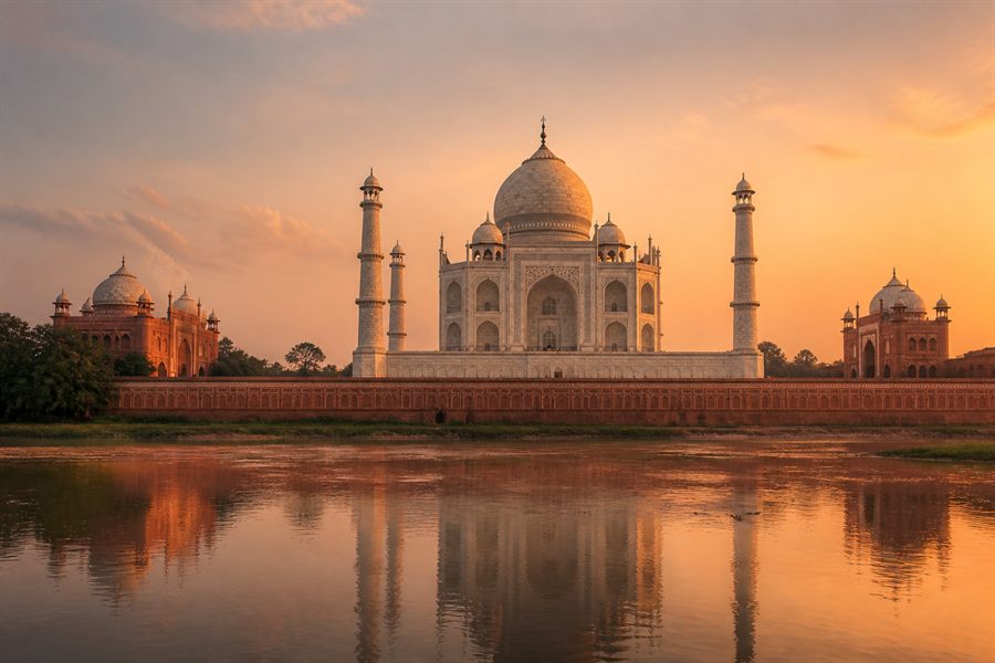 Tadź Mahal w Indiach o wschodzie słońca