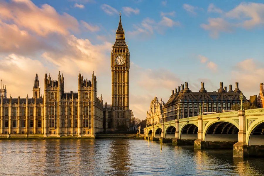 Londyn z Pałacem Westminsterskim i wieżą zegarową Elizabeth Tower
