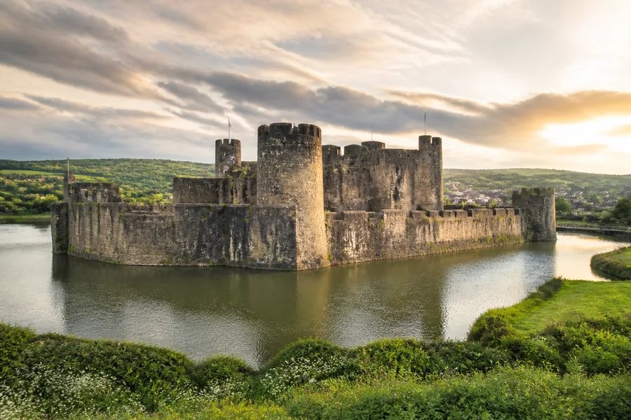 Średniowieczny zamek Caerphilly w Walii otoczony fosą